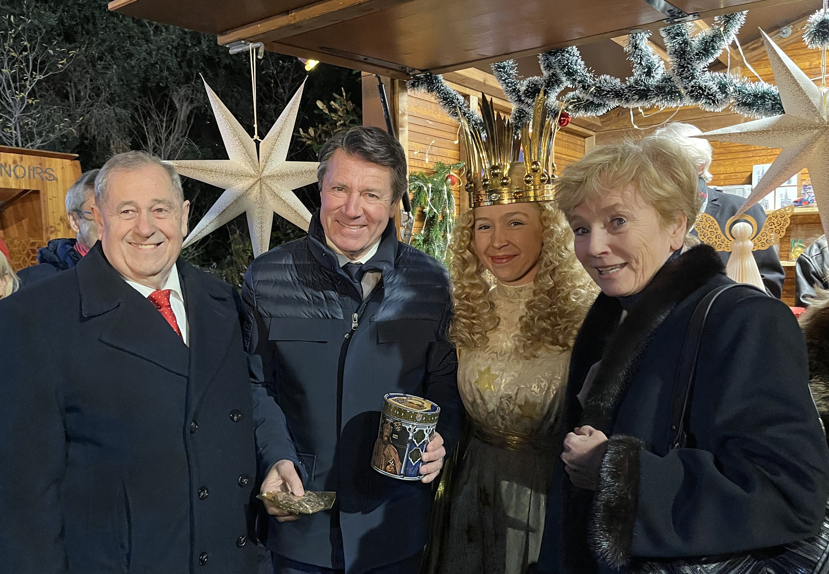 Der Nürnberger Stadtrat Werner Henning, Nizzas Oberbürgermeister Christian Estrosi, das Nürnberger Christkind und Nizzas Bürgermeisterin Dr. Amiel