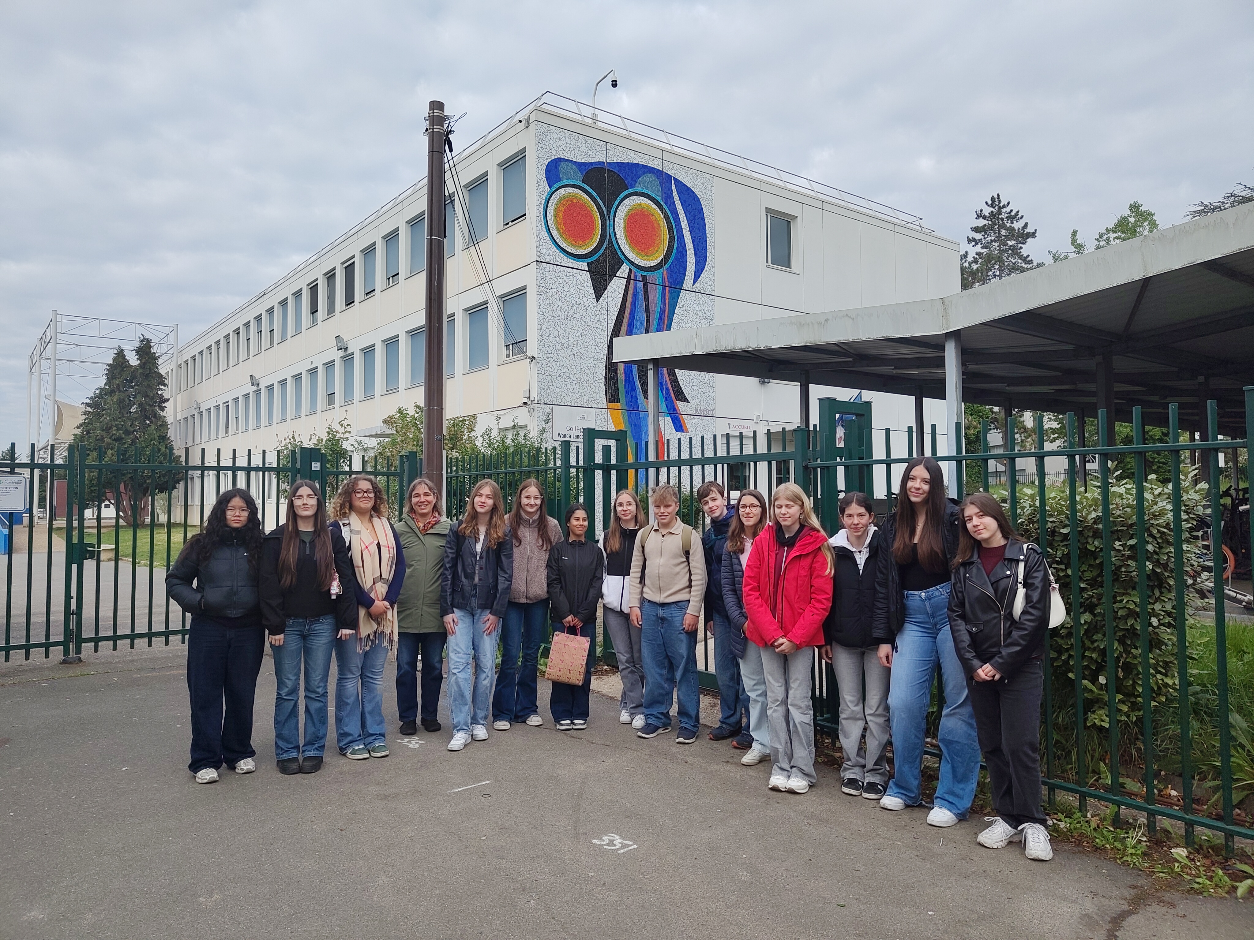 Deutsche Schüler*innen vor Collège Wanda Landowska in Saint-Leu-la-Forêt.