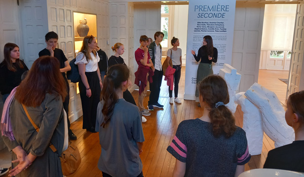 Élèves franco-allemands lors de la visite de l'exposition “Première… Seconde” - Villa Beatrix Enea - 2024