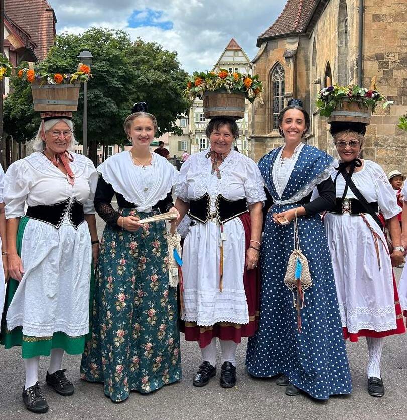 Zwei Traditionen treffen sich - Markgröninger Wasserträgerinnen und die Reine d'Arles mit Ehrendame beim Markgröninger Schäferlauf 2026