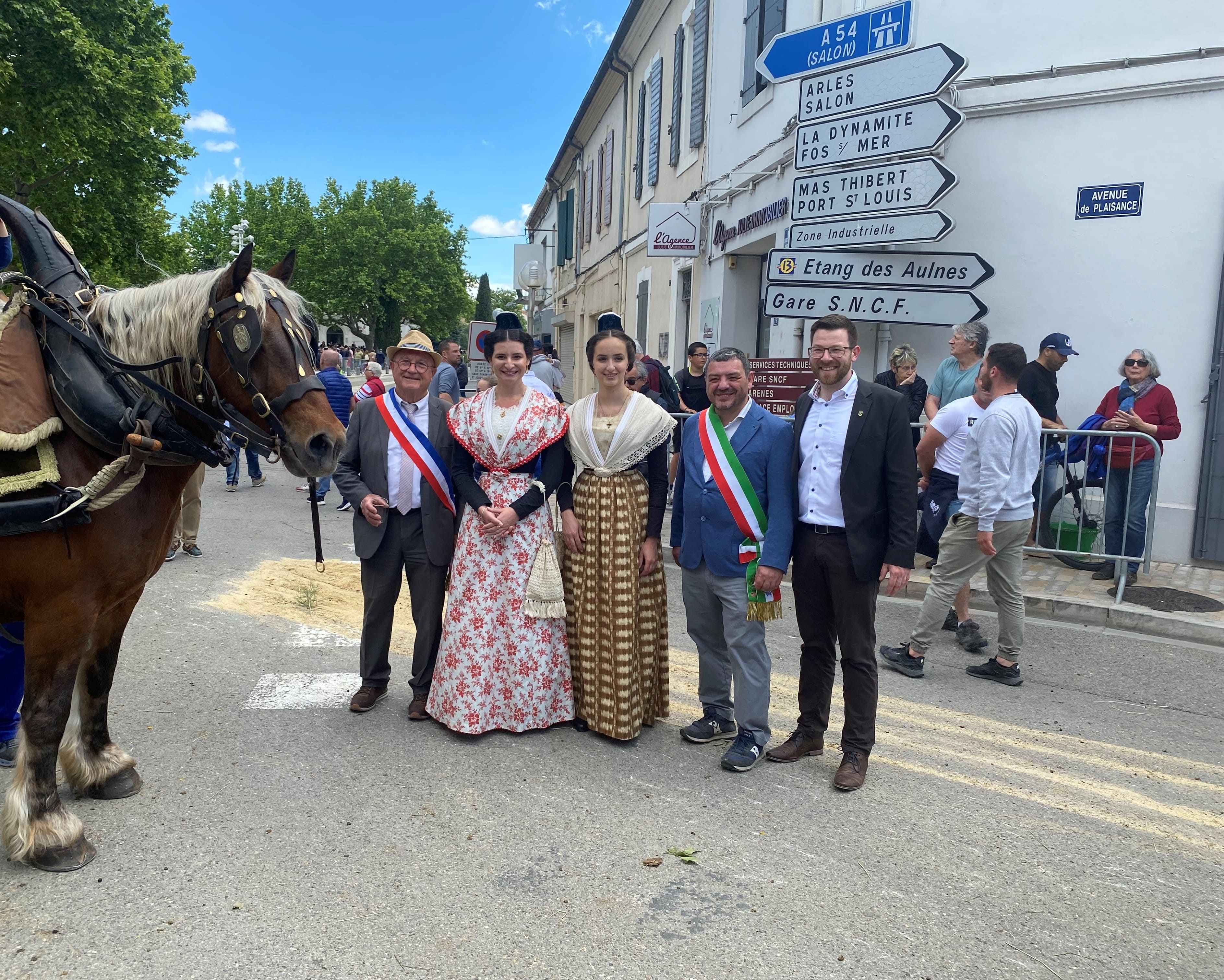 Les maires de Saint-Martin-de-Crau et des villes jumelées Manerbio et Markgröningen avec la Reine d'Arles et une de ses dames d'honneur