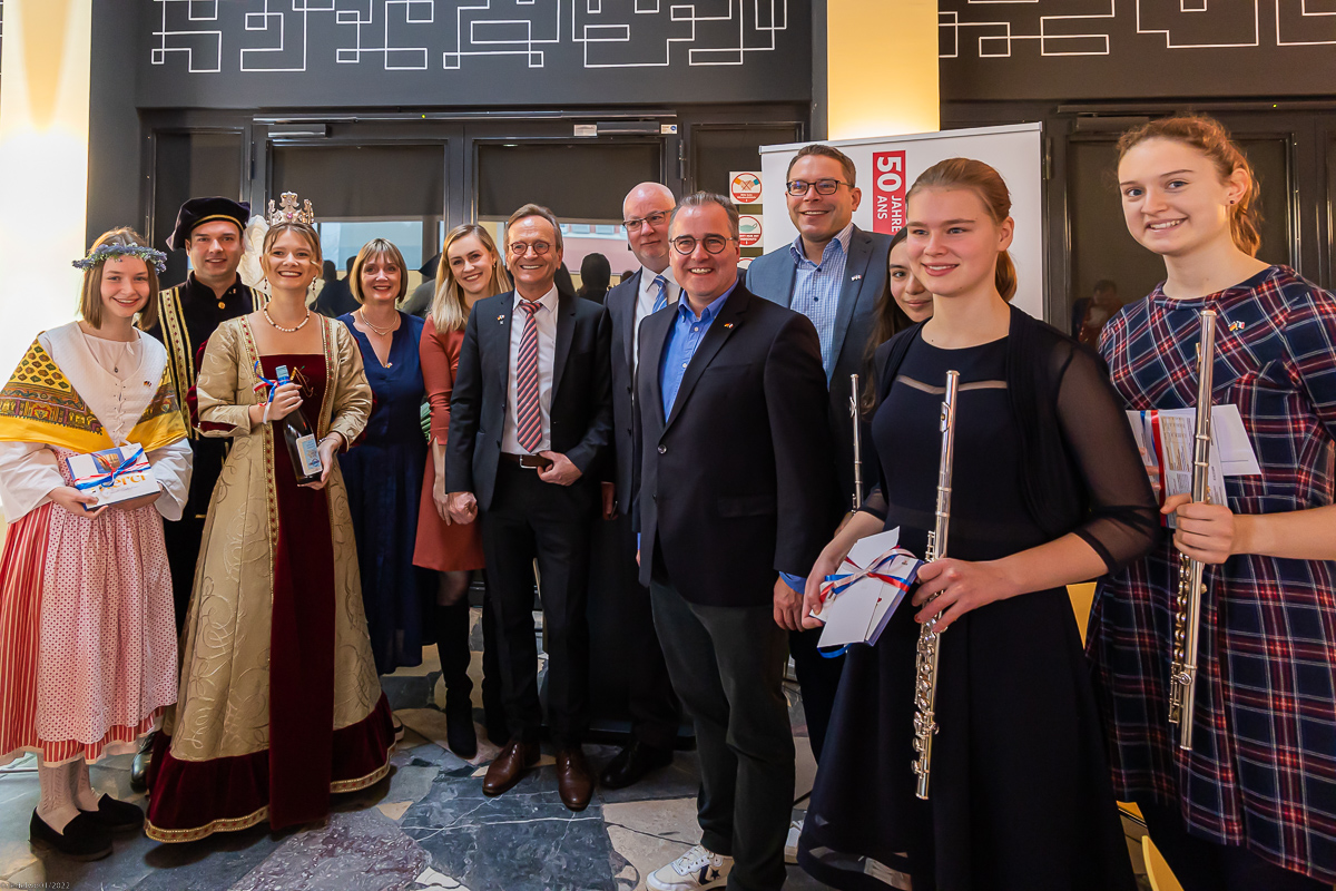 Photo de groupe de la réception du Nouvel An avec la demoiselle du château Angelika I. et la reine de la lavande Ariane I et le président de l'association Wolfgang Riedel (6e à partir de la gauche)