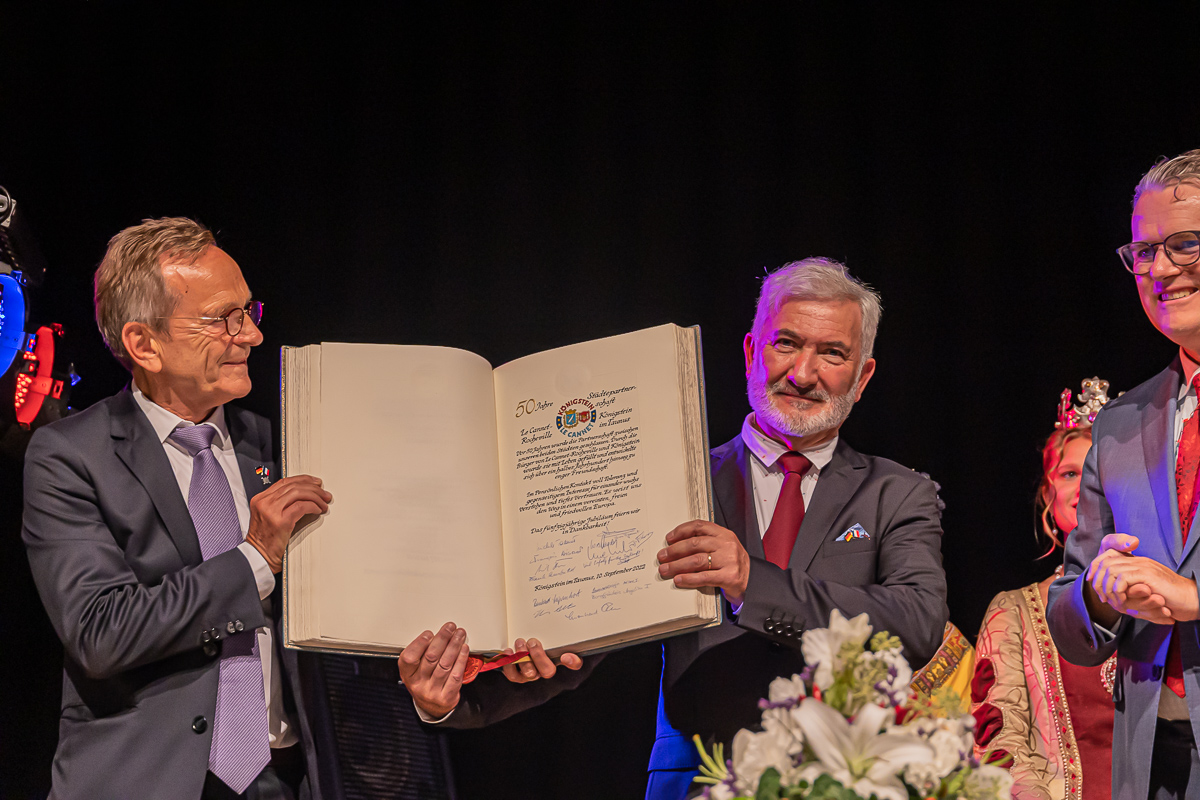 Stolz zeigen Wolfgang Riedel (li.) und François Aigrot (re.) die beiden Vorsitzenden der Partnerschaftsvereine das Goldene Buch der Stadt Königstein den abwesenden Festgästen