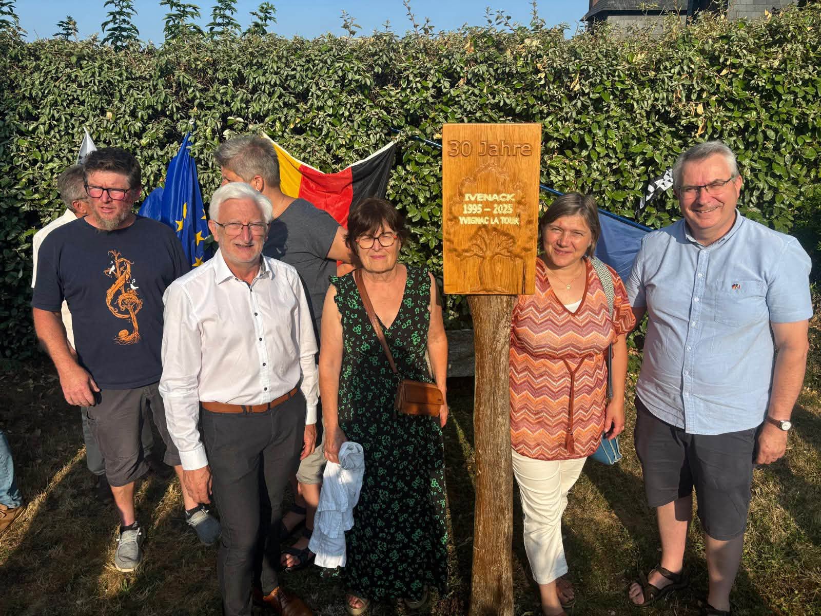 Les membres d'Yvignac et de Broons réunis autour de la plaque anniversaire