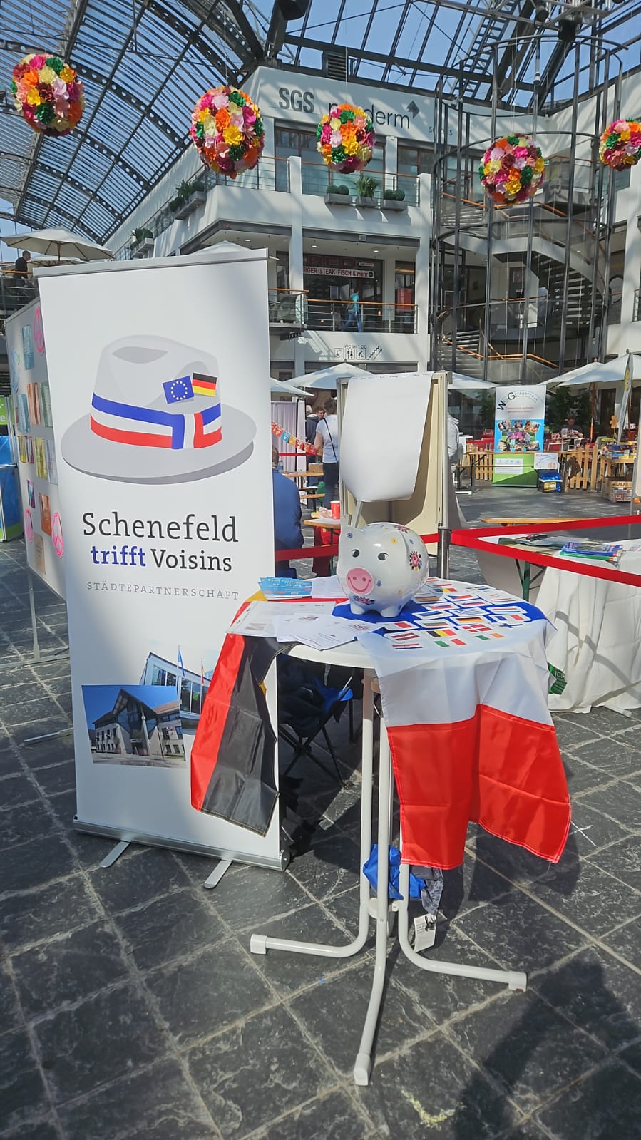 Stand d'information avec un quiz sur les drapeaux et pays