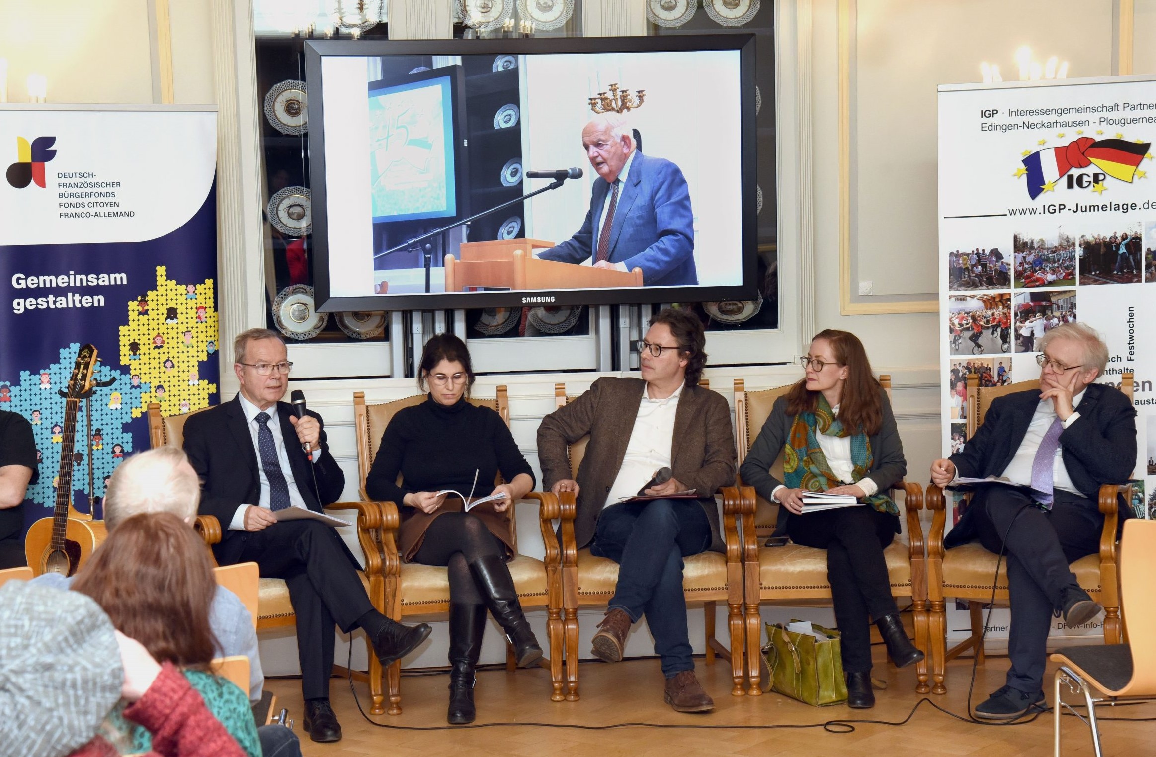 de g. à d. Prof. Henri Ménudier (Paris), Hélène Kohl (Berlin), Dirk Axtmann (Modérateur de l'IGP), Dr. Eileen Keller (dfi Ludwigsburg), Erwin Hund (IGP et Référent régional du Fonds citoyen franco-allemand)