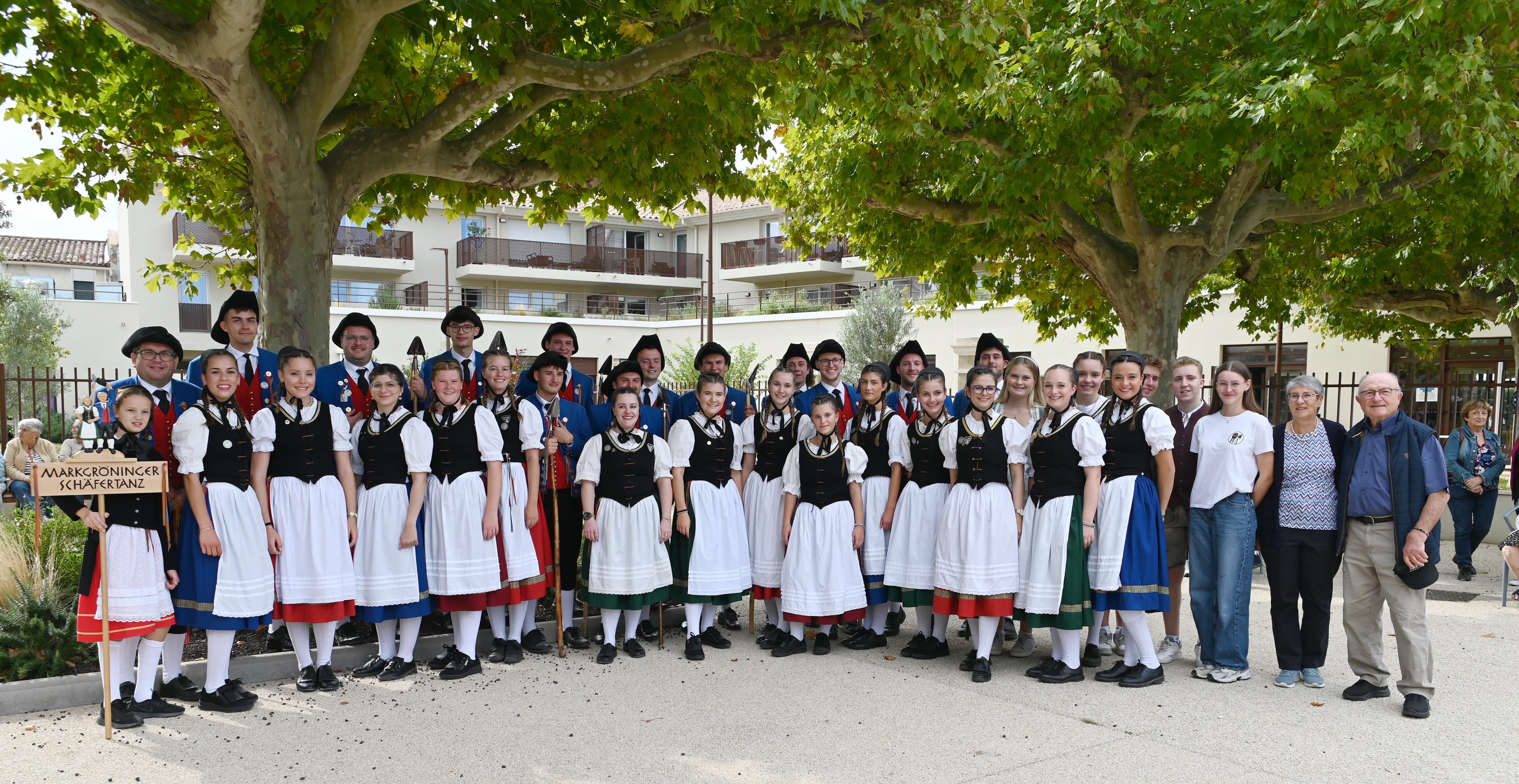La danse des bergers de Markgröningen à la maison de retraite Domitys de Saint-Martin-de-Crau