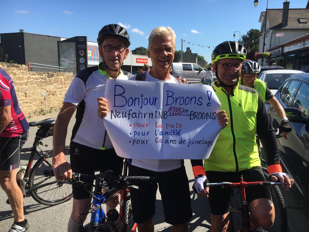 Arrivée de Hans Fischaleck après 1285kms à pieds entre les deux villes