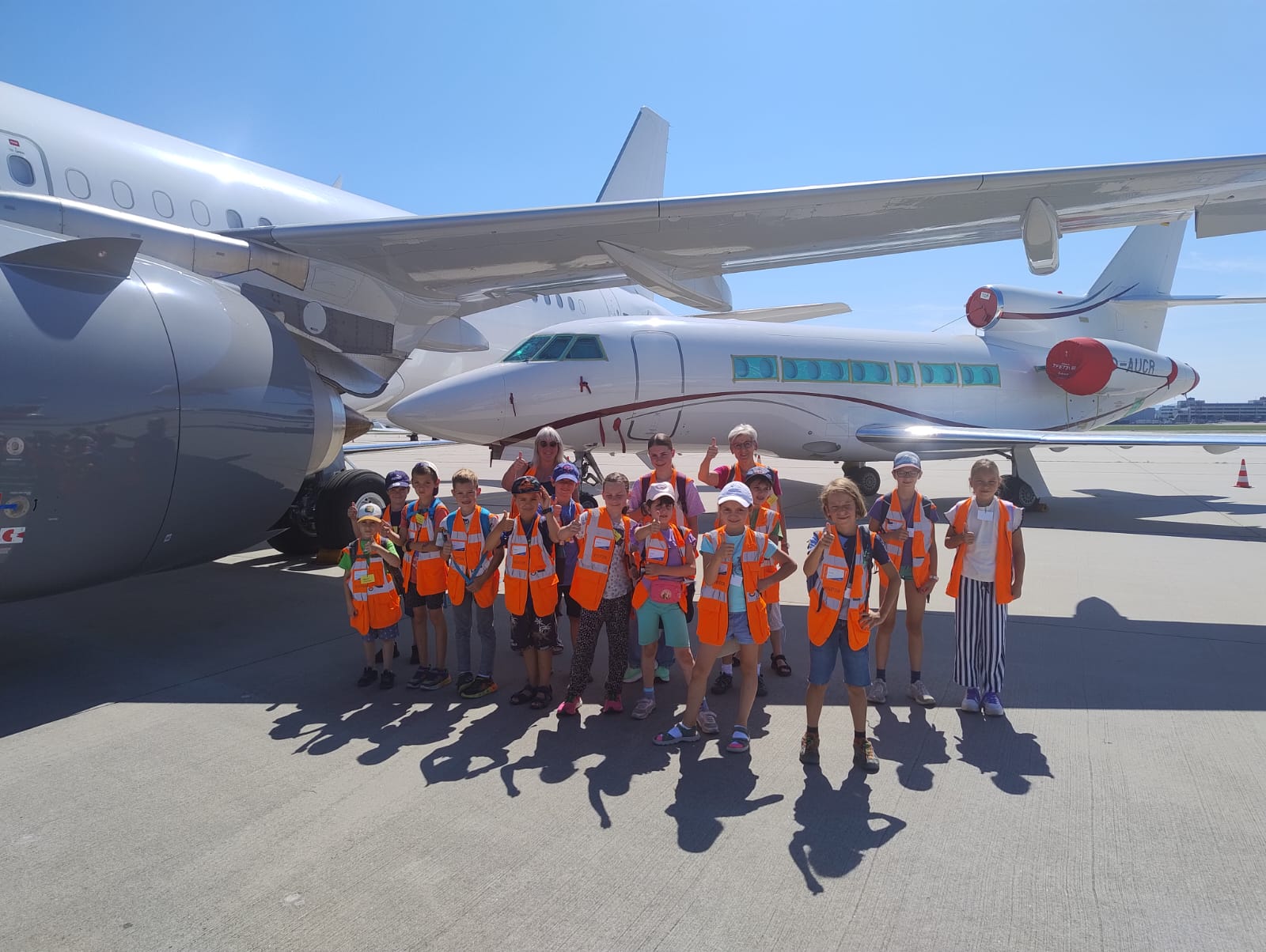 Die Gruppe am Flughafen