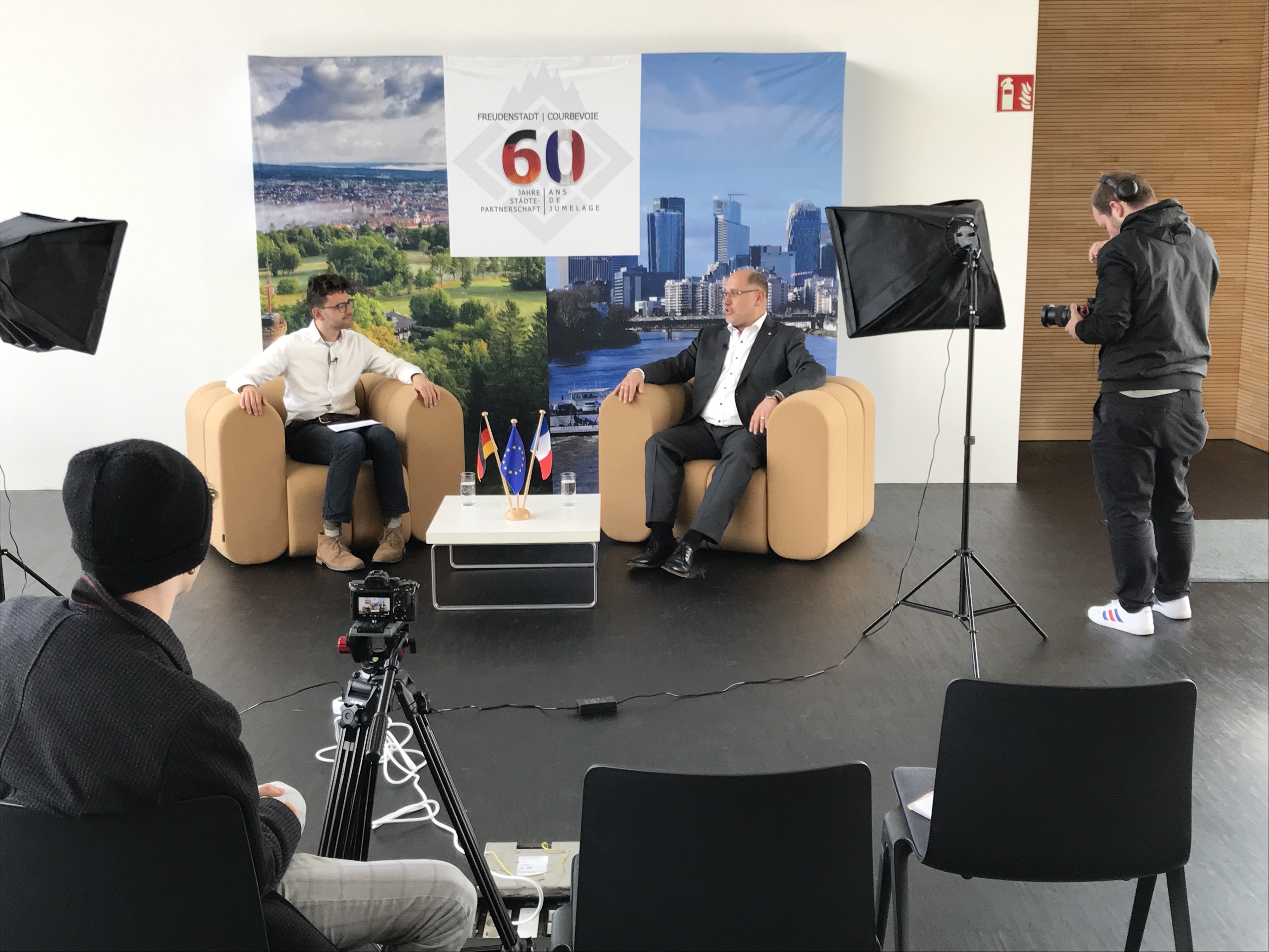 T.D. Pfeifer, Kreisvorsitzender der Europa-Union Freudenstadt im Gespräch mit dem französischen Freiwilligen Félix Sanchez