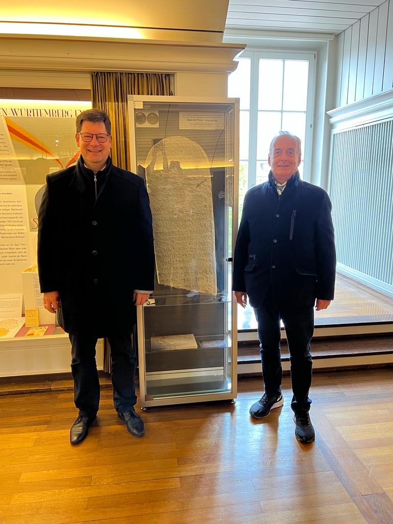 Links, Oberbürgermeister Julian Osswald (Freudenstadt) und rechts, Bürgermeister Jacques Kossowski (Courbevoie) vor der Replik der Stele am 1. Oktober 2022