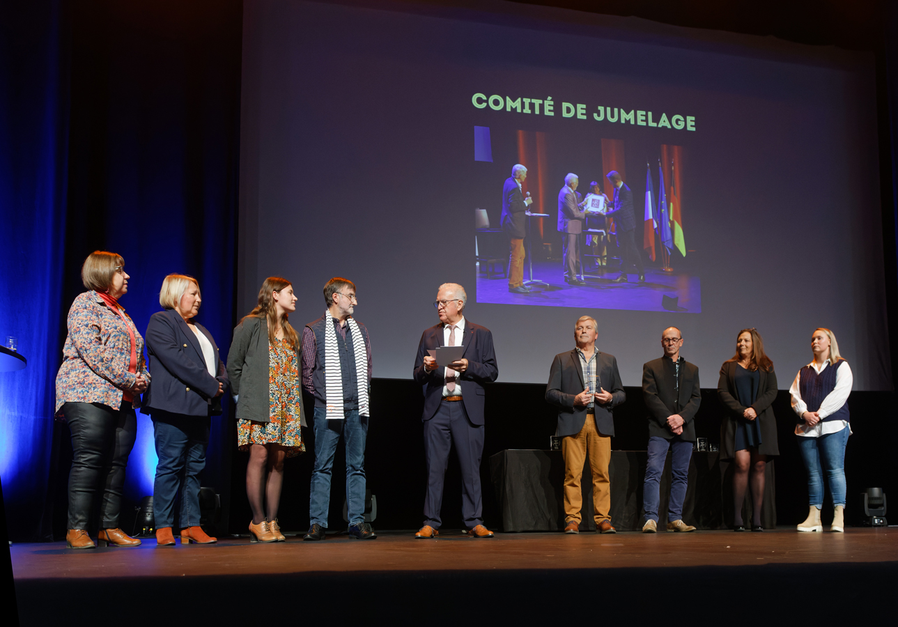 La remise du trophée de la vie associative au comité de jumelage