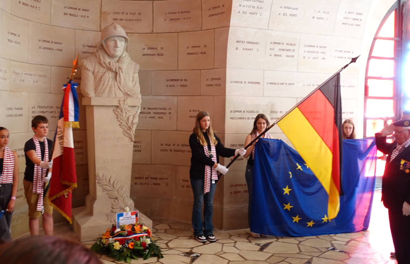 Cérémonie franco-allemande à l'Ossuaire de Douaumont