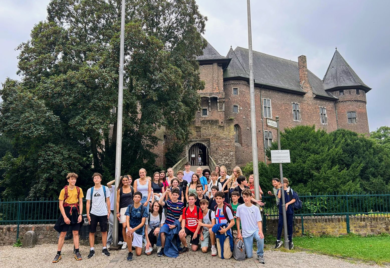 Die jungen Franzosen und Deutsche vor dem Schloss in Linn