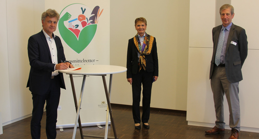 La secrétaire d'État Friedlinde Gurr-Hirsch, le Maire de Karlsruhe Frank Mentrup et Frank Baasner lors de la signature de la déclaration le 2 octobre 2020