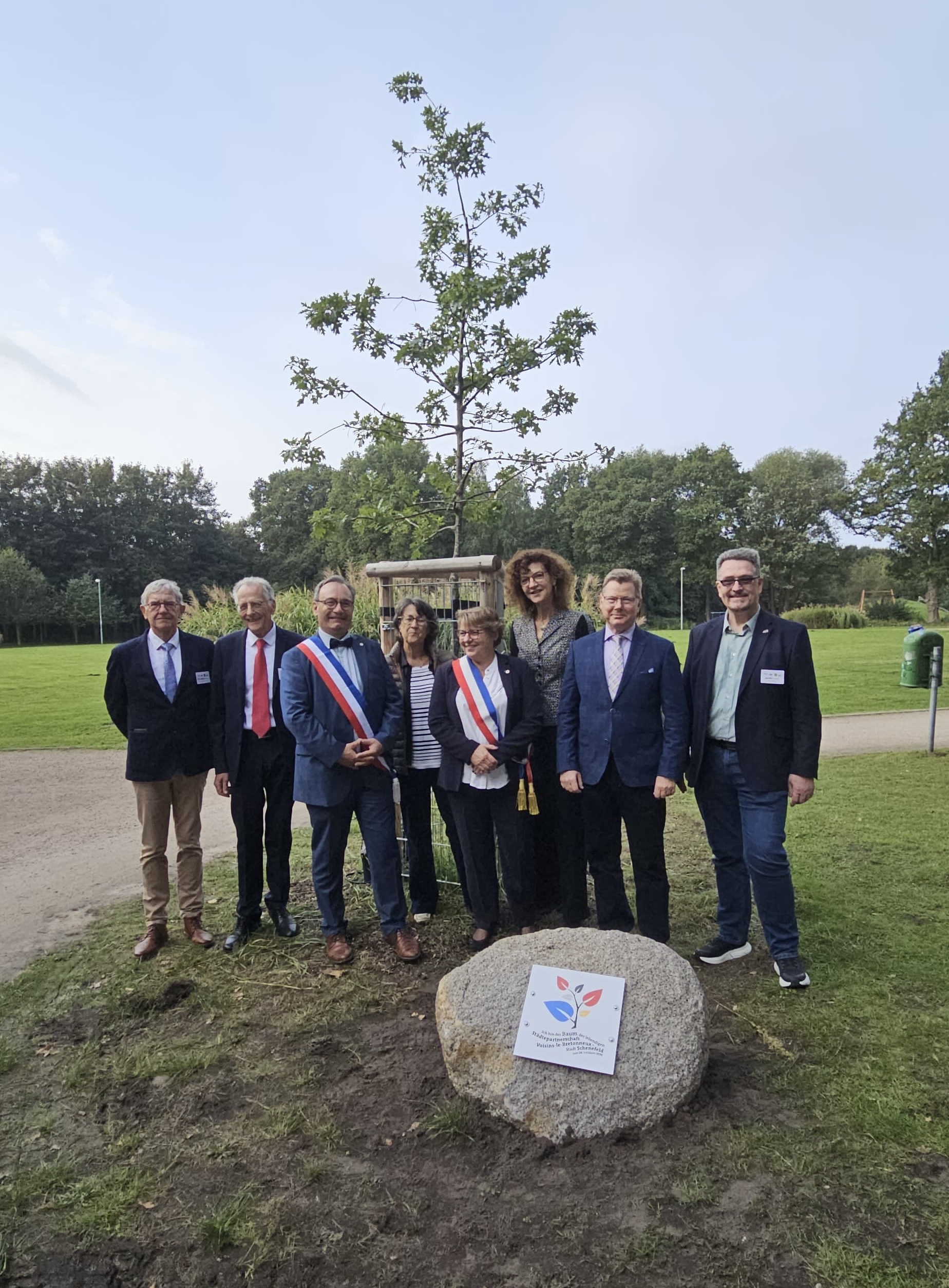 Pierre commémorative sous l'arbre du jumelage avec les deux maires et des représentants de l'association de jumelage ainsi que du conseil municipal de Schenefeld