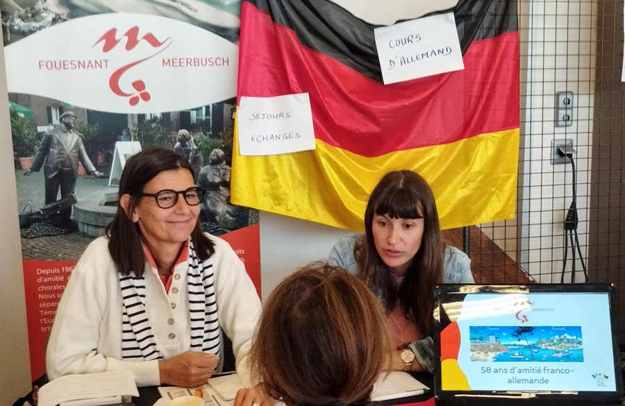 Ehrenamtliche Helfer der Städtepartnerschaft bei der Aufnahme von Anmeldungen für Deutschkurse