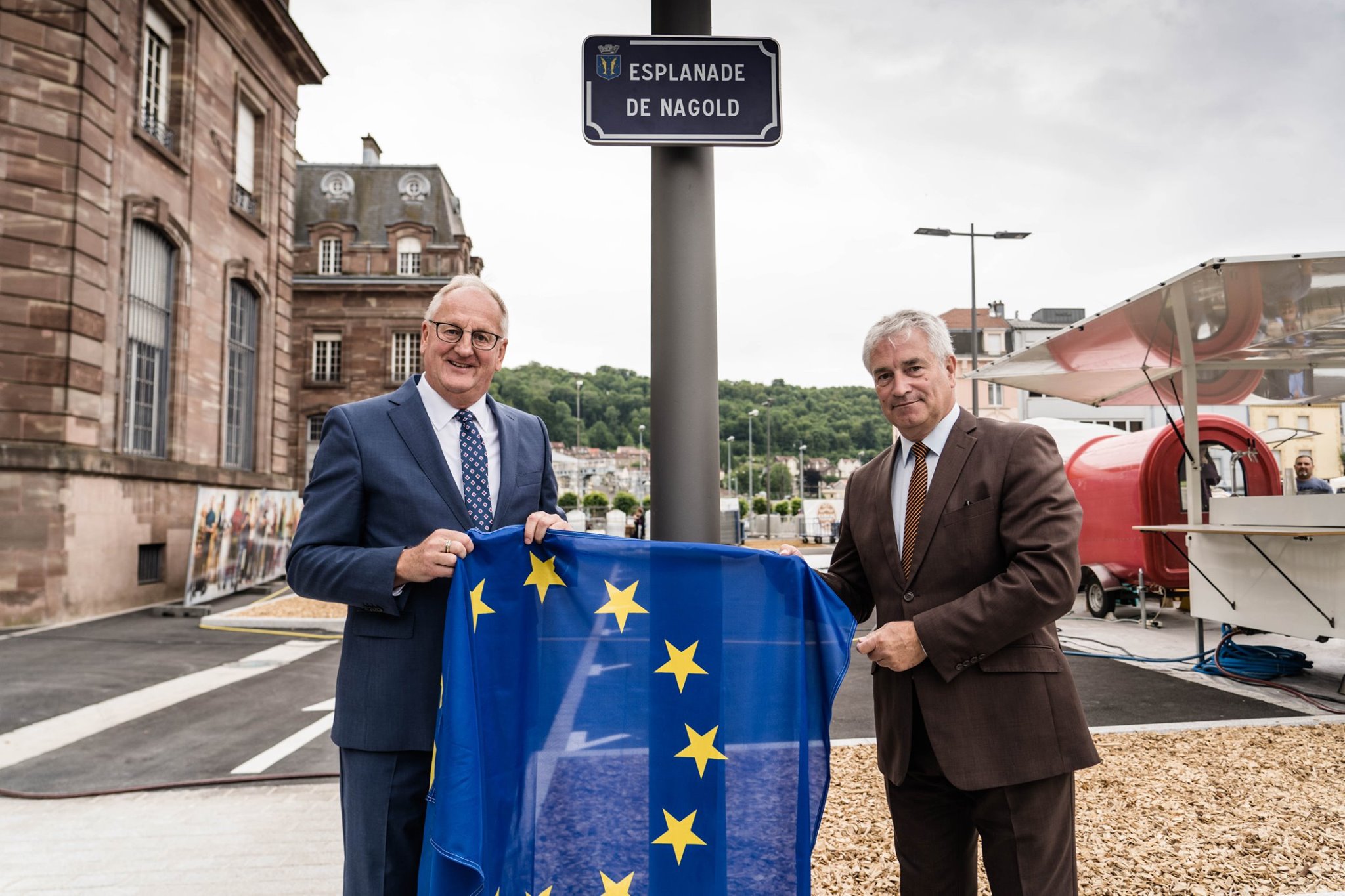 Nagolds Oberbürgermeister Jürgen Großmann und sein Amtskollege aus der Partnerstadt Longwy, Jean-Marc Fournel, nach der feierlichen Einweihung der Esplanade de Nagold im Juli 2019