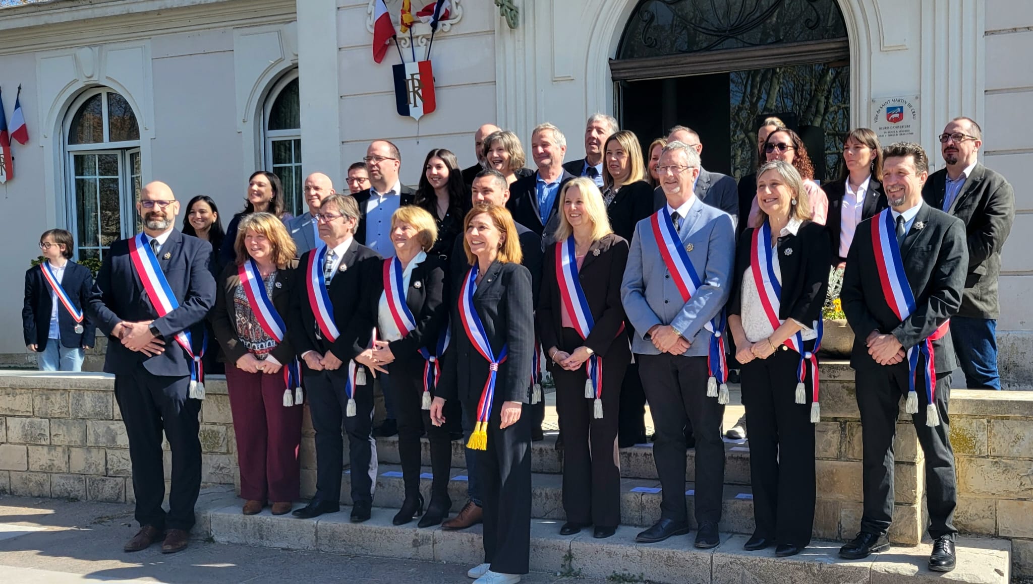 Bürgermeisterin Sévérine Dellanegra und der neu gewählte Gemeinderat von Saint-Martin-de-Crau