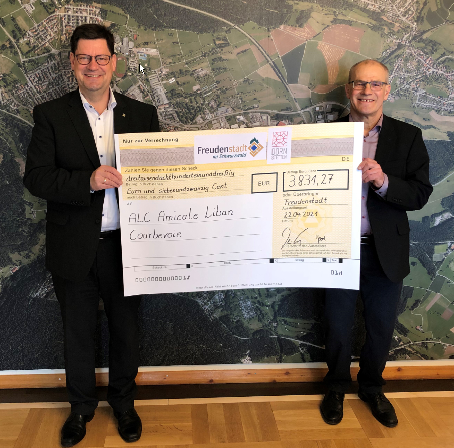 Julian Osswald, Maire de Freudenstadt et Bernhard Haas, Maire de Dornstetten lors de la remise officielle en avril 2021