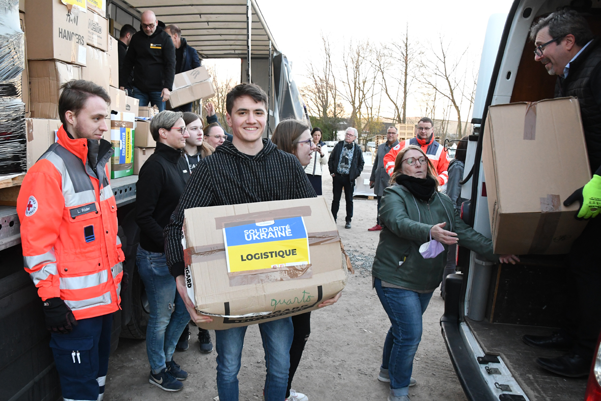 Die fleißigen Helfer beim Umladen der Spenden für die Ukrainische Partnerstadt Truskavets